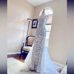 $575 Clarisse white dress gown train iridescent white size 2